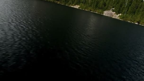 Vue aérienne du lac dans les montagnes — Video