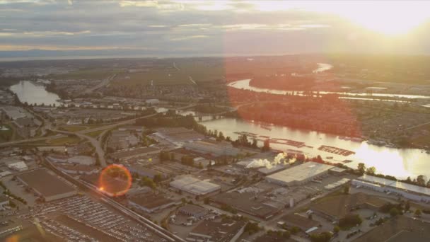 Εναέρια ηλιοβασίλεμα ήλιος φωτοβολίδα προβολή της καταγραφής πλωτά φράγματα Fraser ποταμό Βανκούβερ — Αρχείο Βίντεο