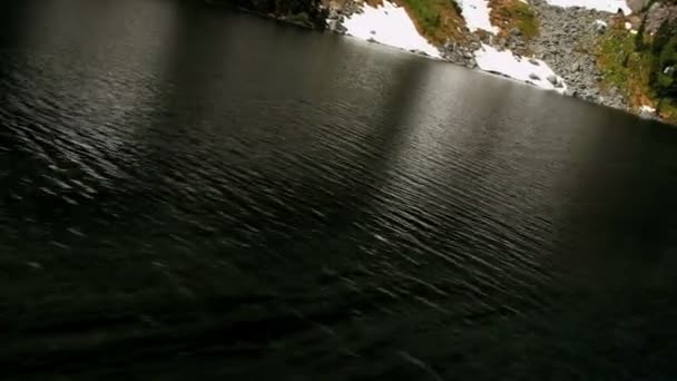 Vue aérienne du lac dans les montagnes — Video