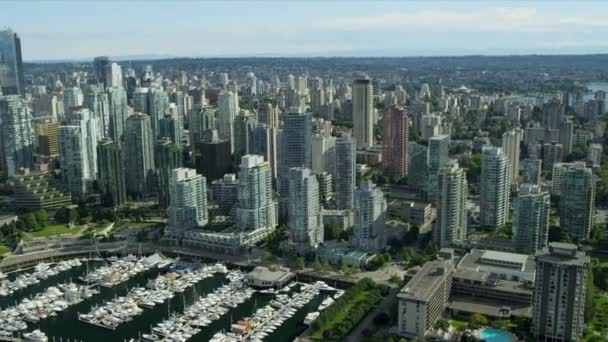 Flygfoto Downtown skyskrapor och yachtmarina, Vancouver — Stockvideo