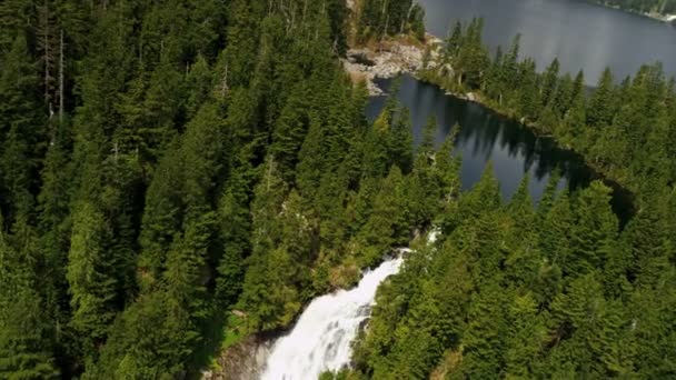 Aerial view of lake in the mountains — Stock Video