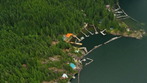 Havadan görünümü uzak harrison gölde bir tatlısu gölü, Rocky Dağları, Kanada kabinler. — Stok video
