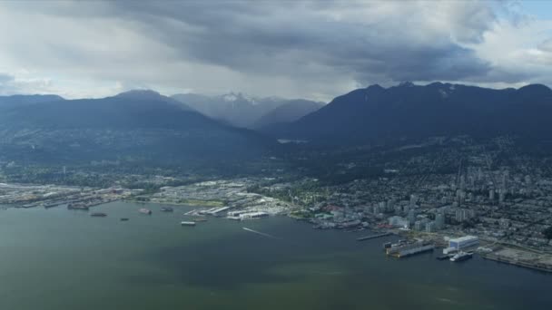 Luchtfoto North Vancouver bergen en kustlijn — Stockvideo