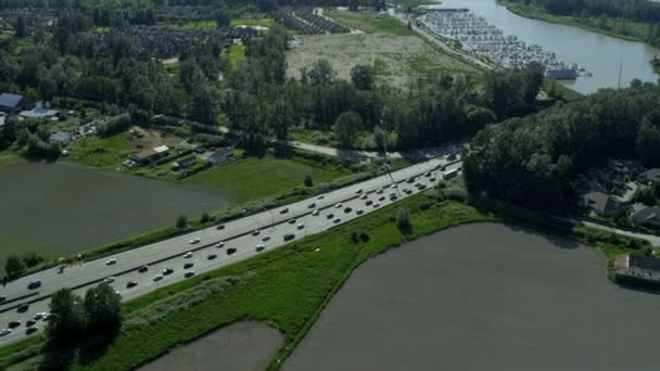 Flygfoto fordon passerar vägen överbryggar, vancouver — Stockvideo