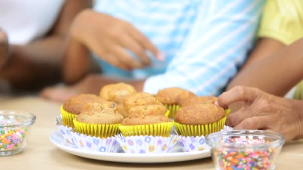 Familie isst Kuchen in der Küche — Stockvideo