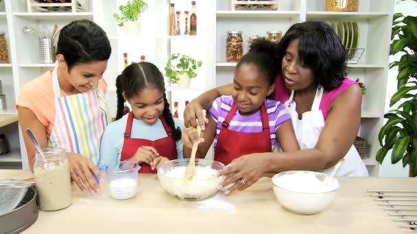 İnsanlar bir pasta mutfakta yemek — Stok video