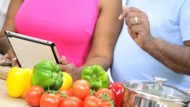 Couple utilisant une tablette à la cuisine — Video