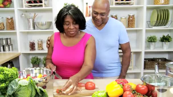 Paar bereitet sich in der Küche vor — Stockvideo