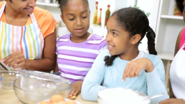 Famille préparant dans la cuisine avec tablette — Video