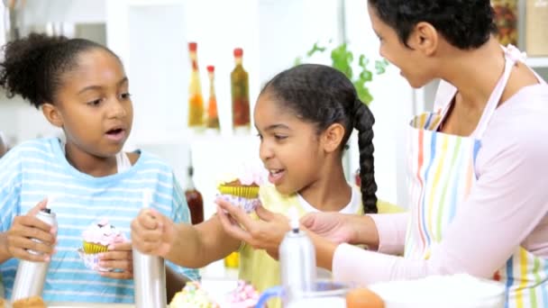 Familia comiendo pasteles en la cocina — Vídeos de Stock