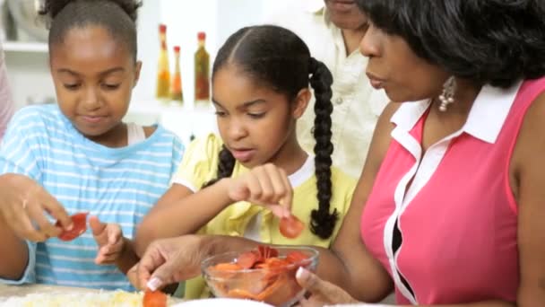 Familia en la cocina preparando pizza — Vídeos de Stock