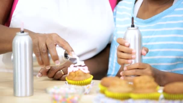 Familia comiendo pasteles en la cocina — Vídeos de Stock