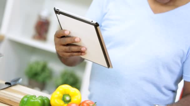 Använda tablet på hem kök — Stockvideo