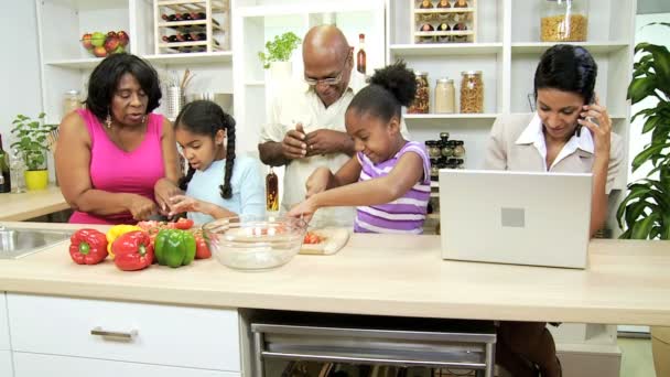 Μάγειρας οικογένεια στην κουζίνα όταν ένας επιχειρηματίας που μιλάμε για κινητό τηλέφωνο — Αρχείο Βίντεο