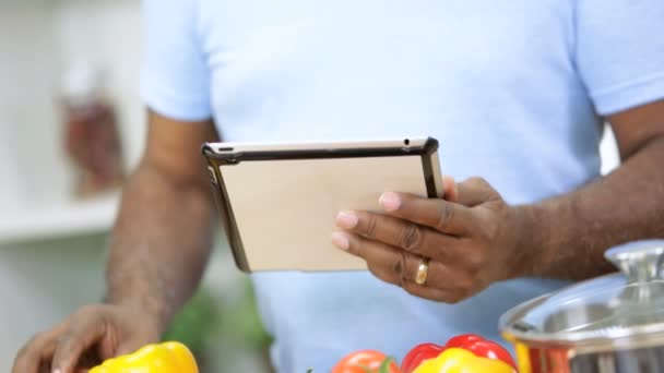 Usando tablet em casa cozinha — Vídeo de Stock