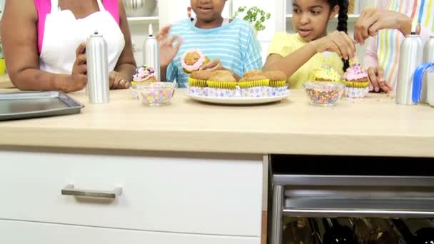 Gente comiendo pastel en la cocina — Vídeo de stock