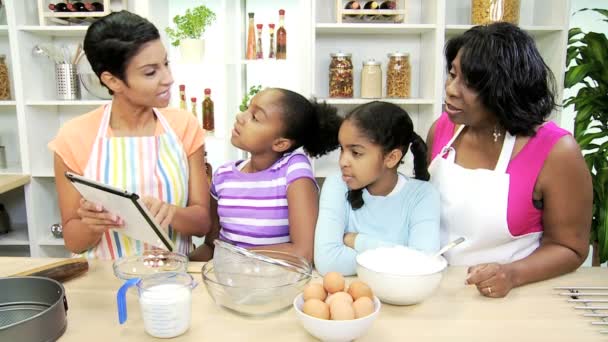 La gente cocina un pastel en la cocina con una tableta — Vídeos de Stock