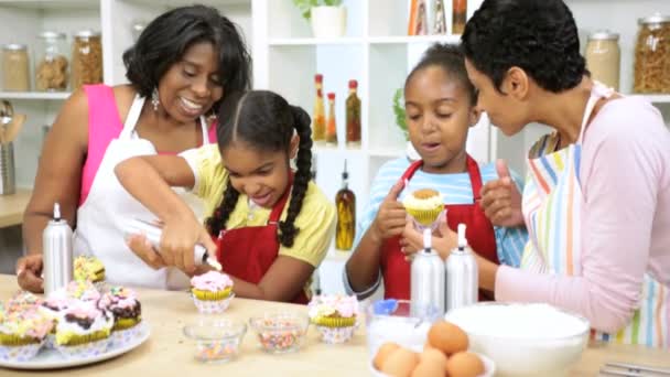 Familia comiendo pasteles en la cocina — Vídeos de Stock