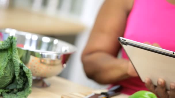 Casal usando tablet na cozinha — Vídeo de Stock