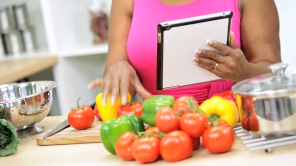 Vrouw bij keuken met behulp van Tablet PC — Stockvideo