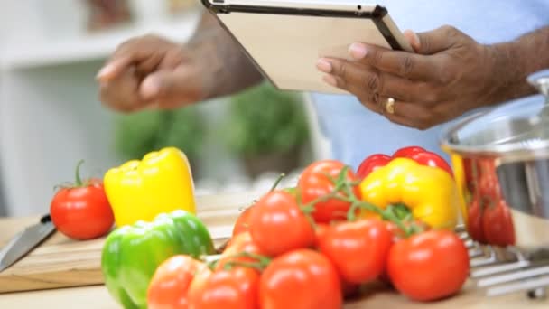 Usando tablet em casa cozinha — Vídeo de Stock