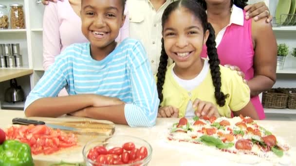Mutfakta pizza insanlar yemek — Stok video
