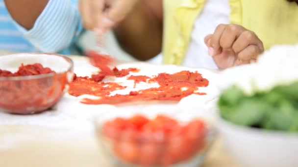 Chicas en la cocina familiar — Vídeos de Stock