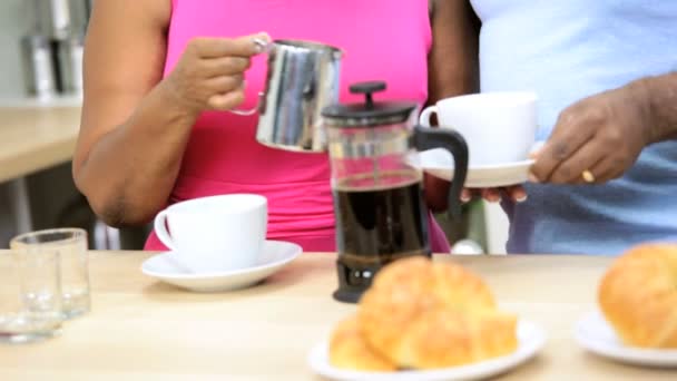 Par förbereder kaffe till frukost — Stockvideo