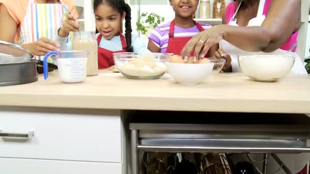 Die Leute kochen in der Küche einen Kuchen — Stockvideo