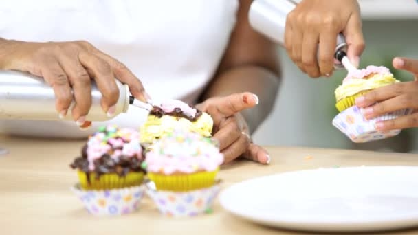 Mutfakta kek yemek aile — Stok video