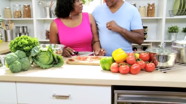 Pareja en la cocina preparando — Vídeos de Stock