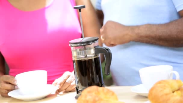 Casal preparando café da manhã com café — Vídeo de Stock