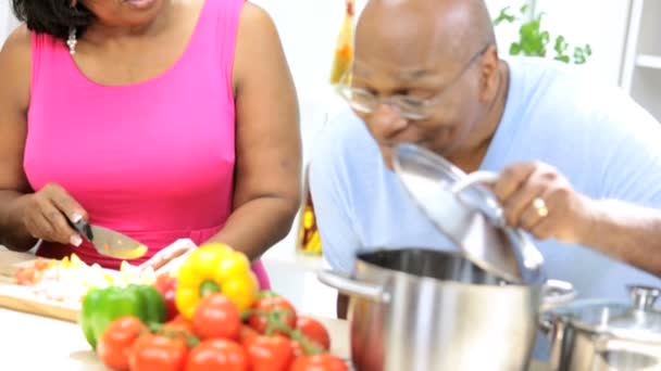 Pareja en el mostrador de cocina preparando verduras — Vídeos de Stock