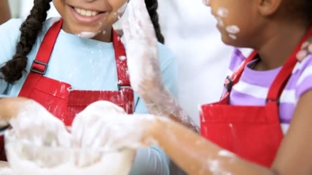 Família se preparando na cozinha — Vídeo de Stock