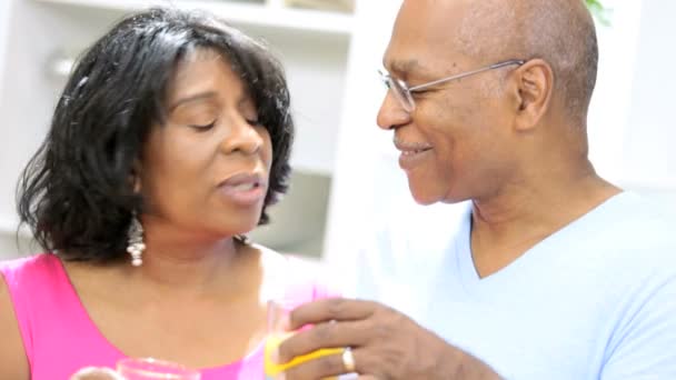 Pareja bebiendo jugo de naranja fresco — Vídeos de Stock