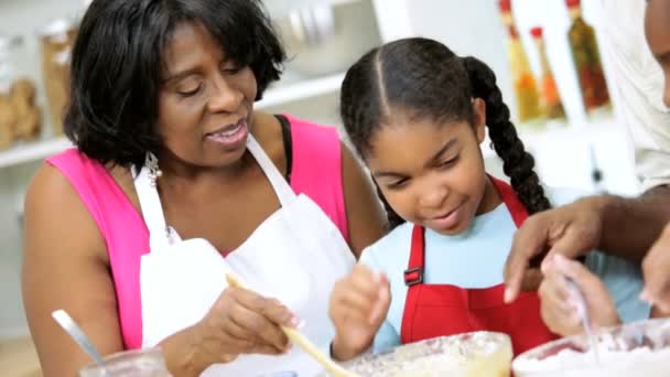 La famille se prépare dans la cuisine — Video