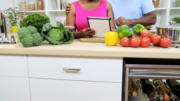 Пара на кухні готується з планшетом — стокове відео