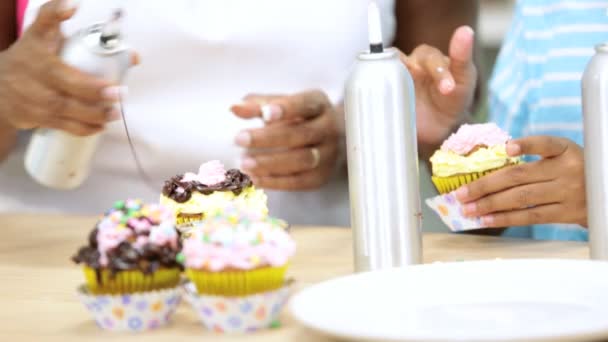 Familia comiendo pasteles en la cocina — Vídeos de Stock