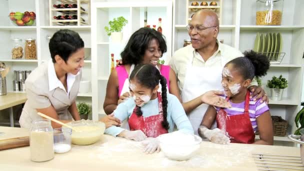 La gente cocina un pastel en la cocina — Vídeos de Stock