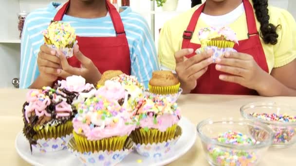 Las chicas guardan pasteles en la cocina — Vídeos de Stock