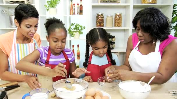 Die Leute kochen in der Küche einen Kuchen — Stockvideo