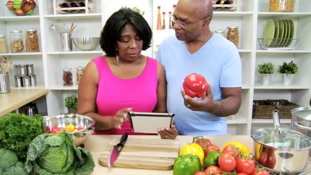 Paar bereitet sich in der Küche mit Tablet vor — Stockvideo
