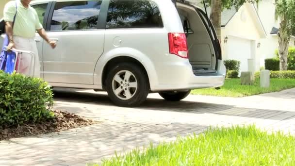 Pareja de turistas pone cosas en el coche — Vídeo de stock