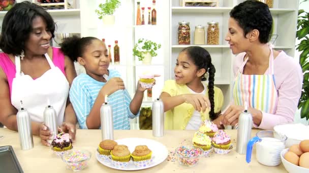 Mutfakta kek yeme insanlar — Stok video