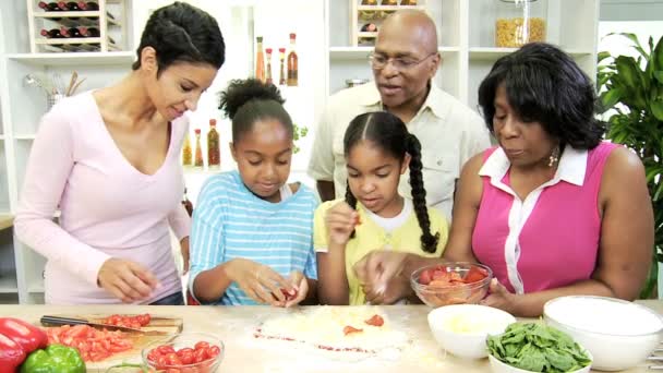 Les gens cuisinent la pizza dans la cuisine — Video