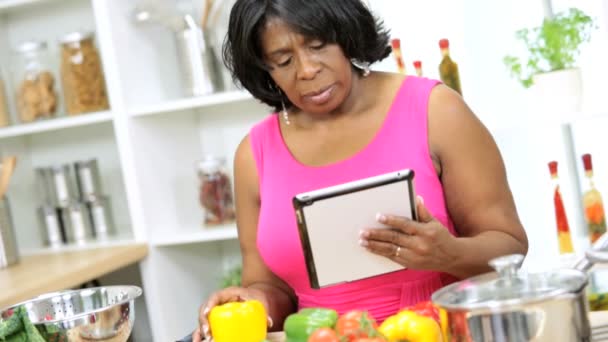 Feminino na cozinha usando tablet — Vídeo de Stock