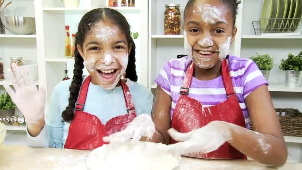 Девушки готовят торт на кухне — стоковое видео