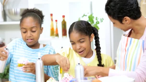 Famille manger des gâteaux dans la cuisine — Video