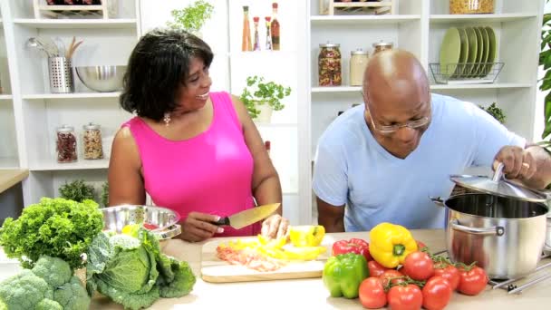 Casal na cozinha preparando — Vídeo de Stock