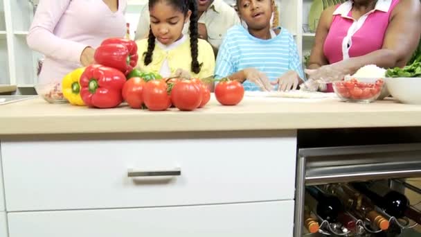 As pessoas cozinham pizza na cozinha — Vídeo de Stock